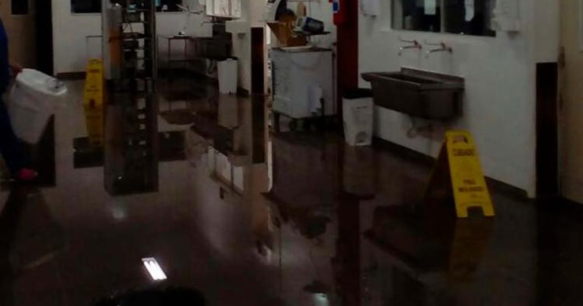 Sala 1 do centro cirúrgico foi alagada (Foto: Leitor CORREIO/via WhastApp)