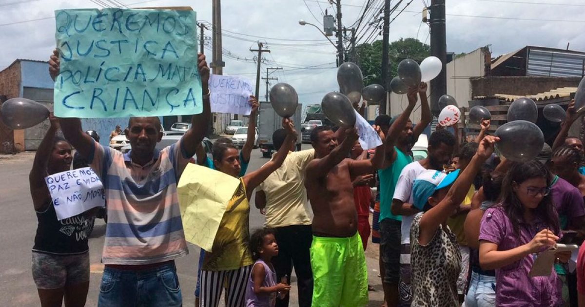 Moradores fizeram protesto na entrada do bairro, em Salvador (Foto: Maiana Belo/G1)