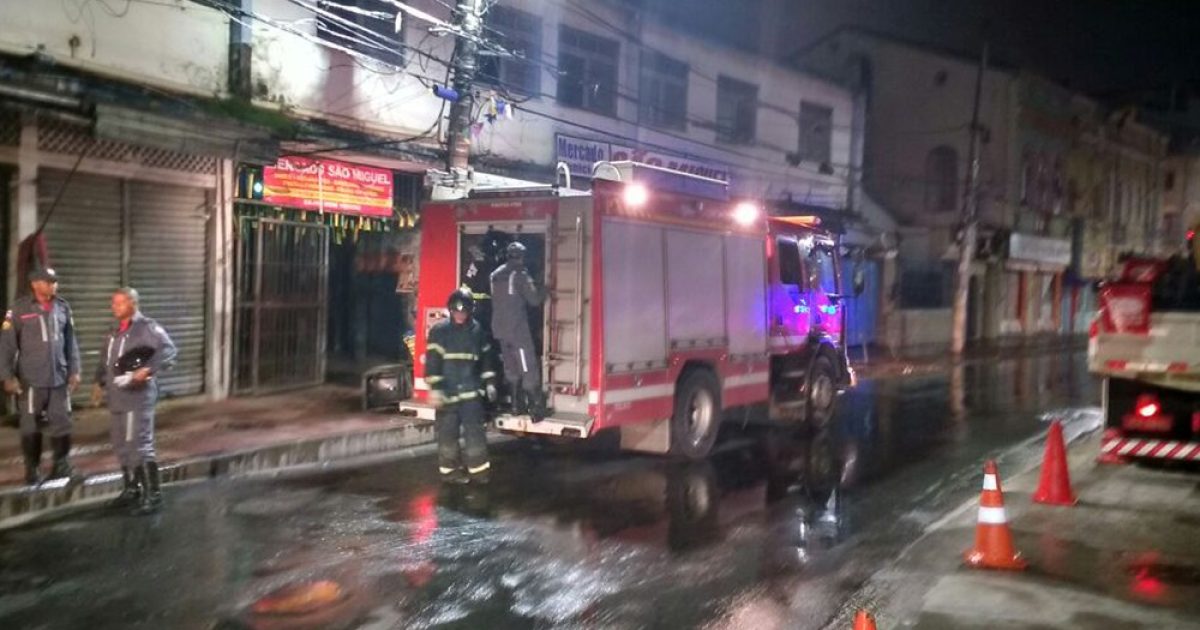 Com o amanhecer do dia, foi possível avaliar os estragos causados pelas chamas durante a madrugada (Foto: Juliana Cavalcante/TV Bahia)