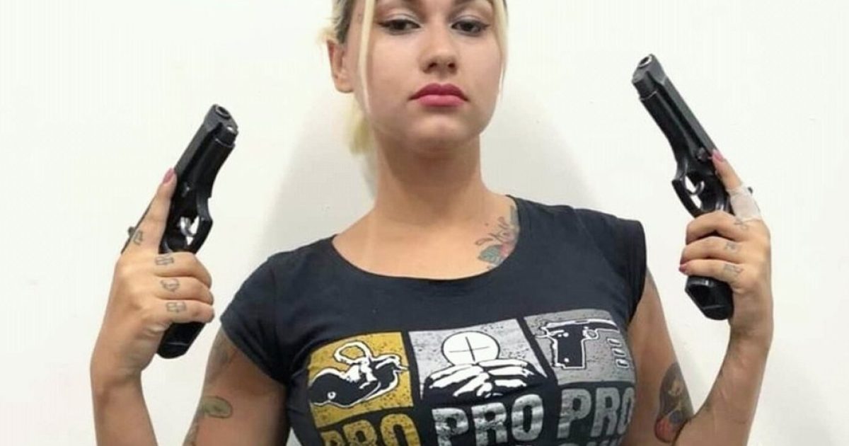 A apoiadora do presidente Jair Bolsonaro Sara Giromini defende o armamento da população e já publicou nas redes sociais fotos com revólveres — Foto: Reprodução/Twitter