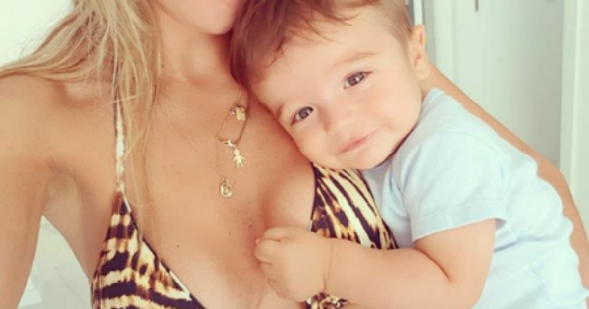Rafa aparece de biquíni segurando o bebê (Foto: Reprodução/Instagram)