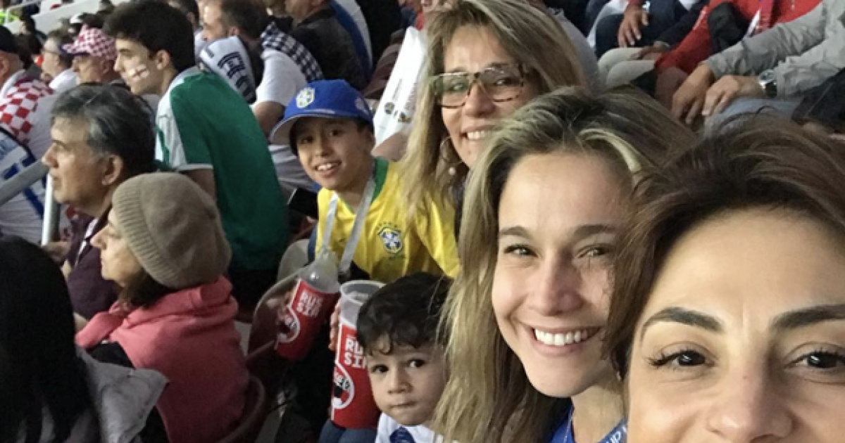 Fernanda posa na companhia da namorada, Priscila Montandon, da mãe, Martha Machado, e dos filhos, Lucas e Gabriel. 
 (Foto: Reprodução/Instagram.)
