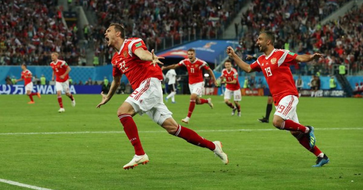 Equipe da Rússia comemora o terceiro gol (Foto: Pilar Olivares/Reuters/Direitos Reservados)
