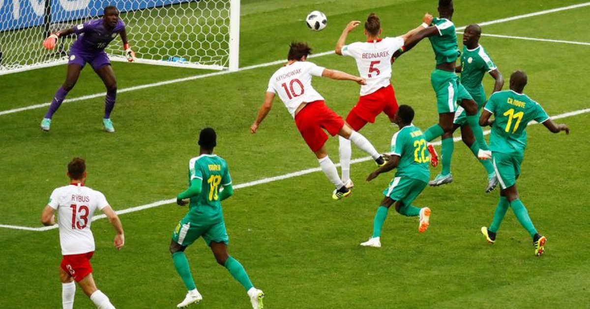 Krychowiak marca o único gol da Polônia na derrota para o Senegal (Foto: Kai Pfaffenbach/Reuters/Direitos reservados)