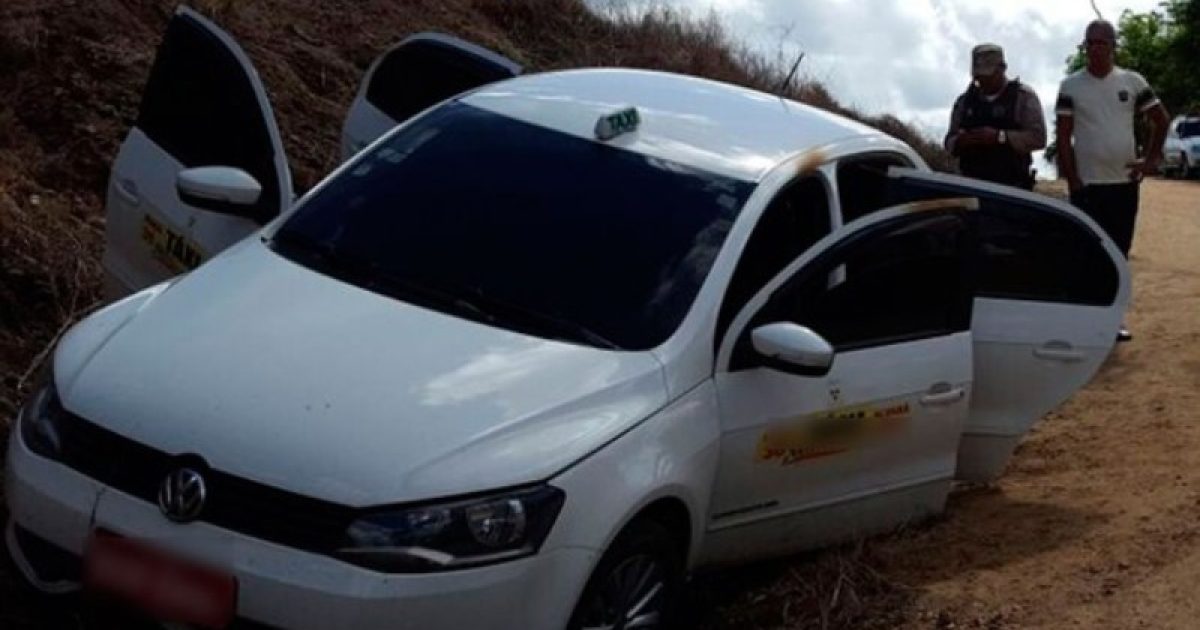 Táxi foi encontrado nas proximidades de uma fazenda do município de Ilhéus (Foto: Blog Verdinho Itabuna
