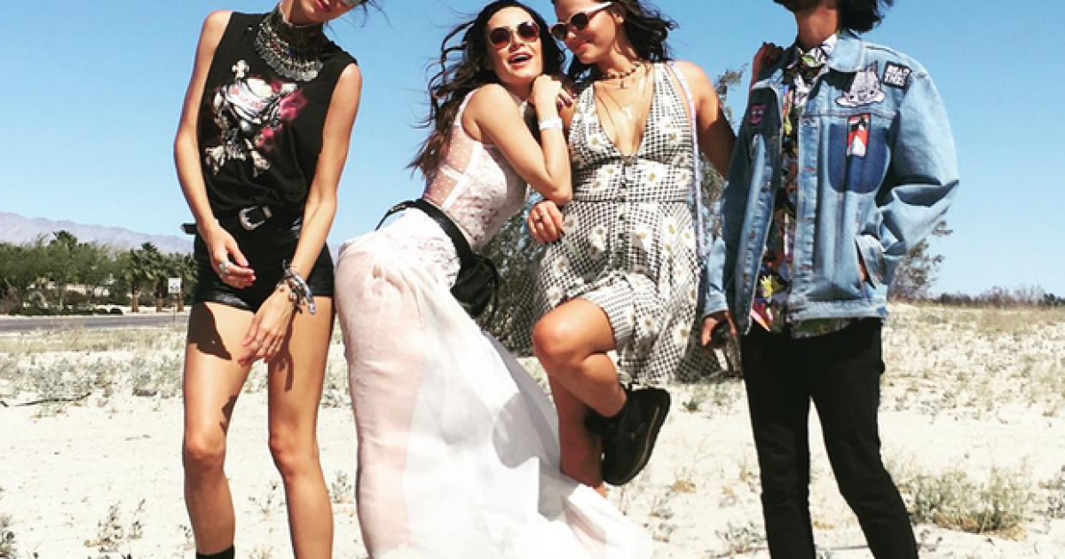 As amigas apostaram em vestidos claros e leves para aproveitar o passeio pelo deserto (Foto: Reprodução / Instagram)