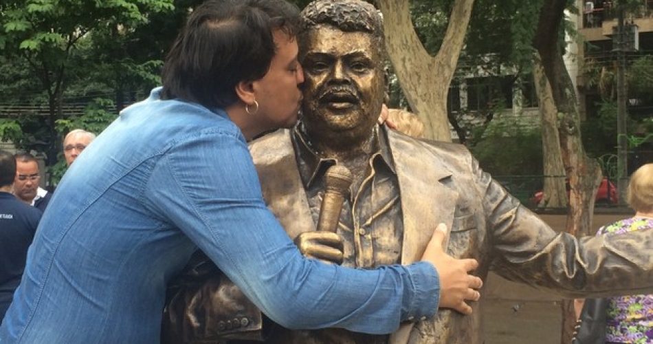 Carmelo Maia, filho de Tim, beija a estátua do pai. Foto: Matheus Rodrigues/G1 Rio