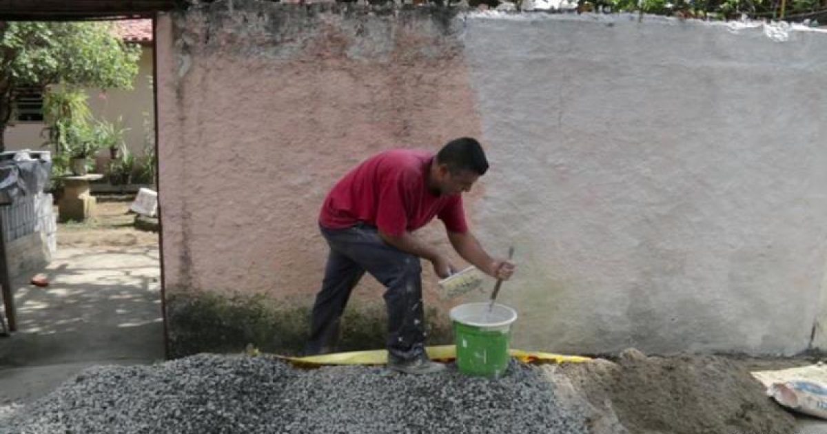 Richard, de 40 anos, pinta paredes e faz pequenos serviços de manutenção para pagar as contas (Foto: Deutsche Welle)