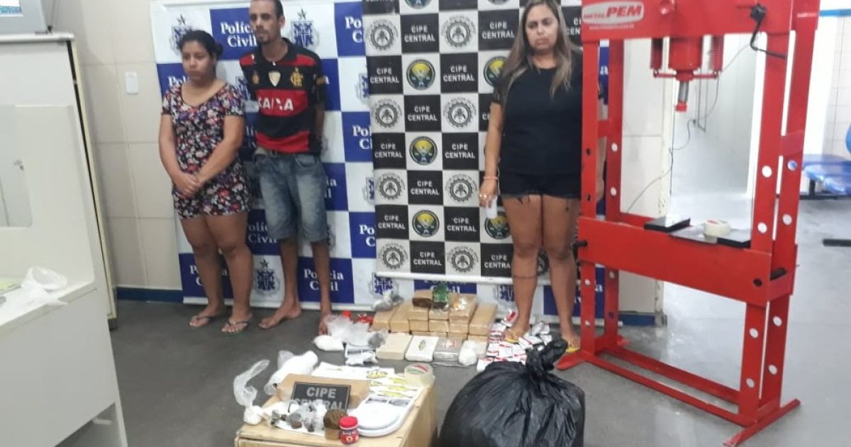 Mulher e dois comparsas de suspeito de chefiar tráfico em Jequié foram presos (Foto: SSP-BA/ Divulgação)