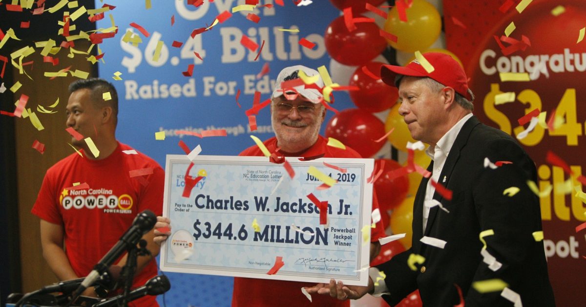 Americano ganhou mais de R$ 1,3 bilhão na loteria (Foto: Travis Long/AP)