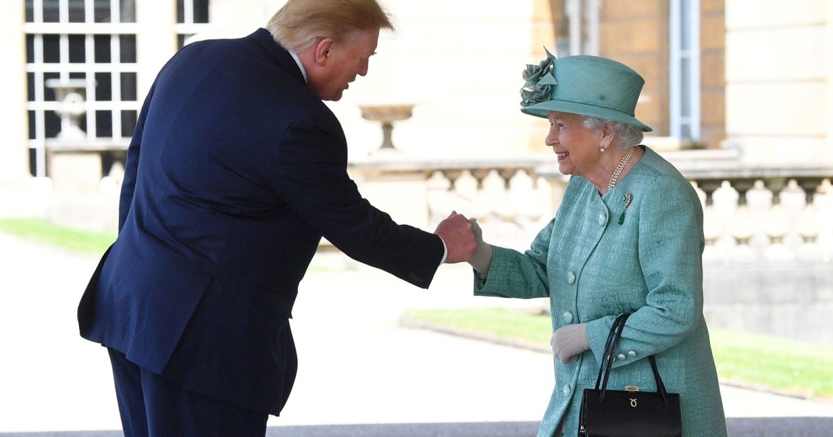 Rainha Elizabeth II cumprimenta o presidente dos EUA, Donald Trump, ao chegar ao Palácio de Buckingham, em Londres, nesta segunda-feira (3) (Foto: Victoria Jones / Reuters)