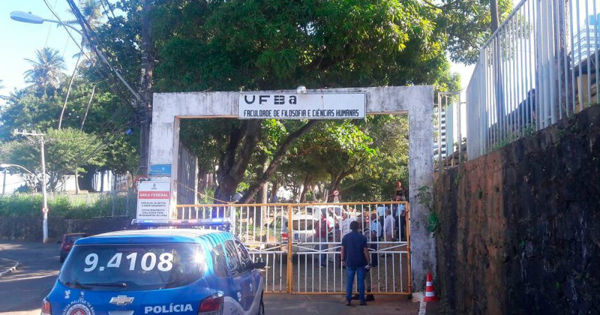 Homem foi morto na entrada do estacionamento da Faculdade de Filosofia da UFBA, em Salvador (Foto: Alan Oliveira/ G1)