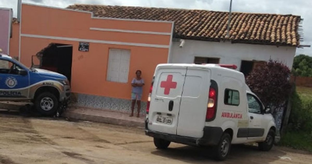 Parte da fachada da casa da idosa também ficou danificada após atropelamento seguido de batida em Iaçu (Foto: Site Bahia 10)