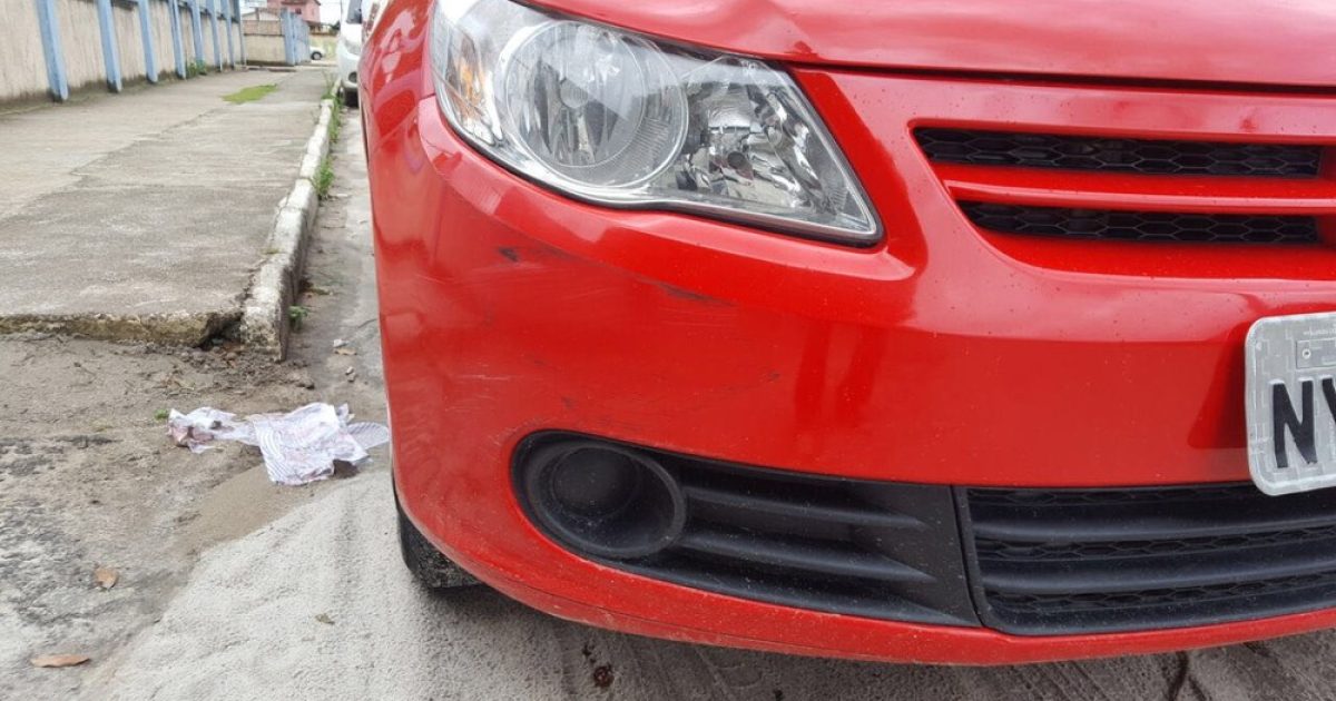 Carro que atropelou a adolescente na manhã deste sábado, na cidade de Teixeira de Freitas, região sul da Bahia (Foto: Rafael Vedra /Liberdadenews.com.br)