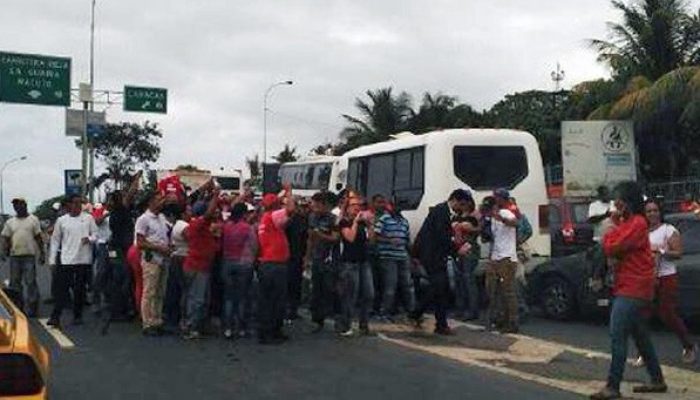 Senadores ficaram por pelo menos quatro horas sitiados em uma van depois de chegarem à Caracas (Foto: Reprodução / Twitter / RichardHBlanco)