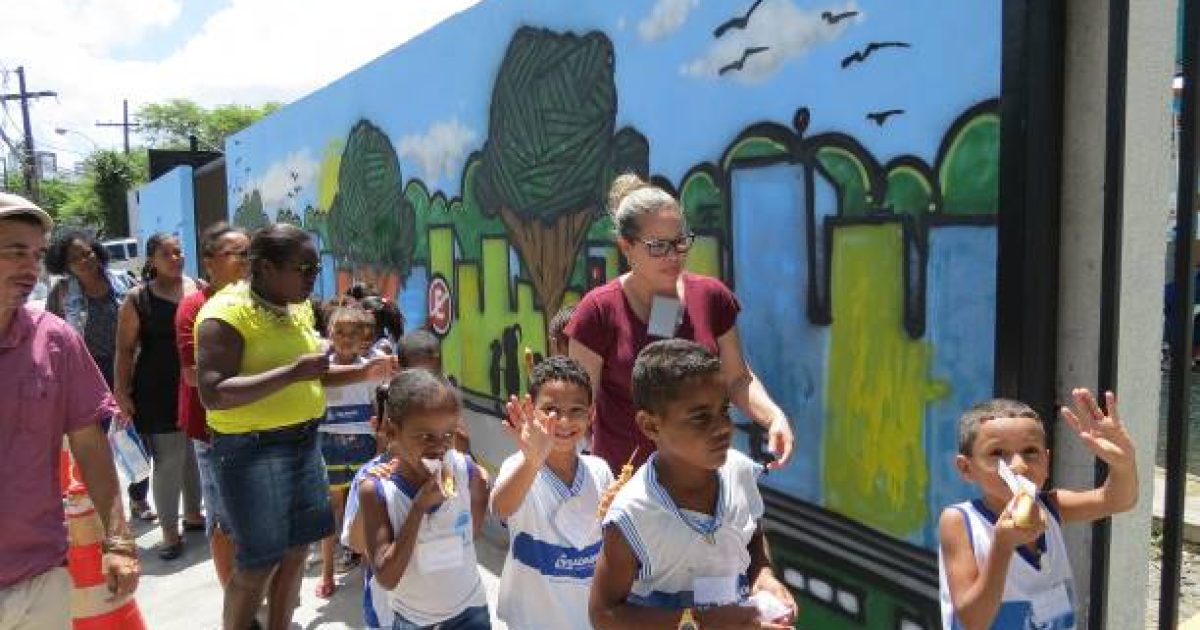 Muro grafitado com a ajuda das crianças em ação hoje (18/09) pela manhã. Atividades retornam à tarde. Foto: divulgação / ViaBahia