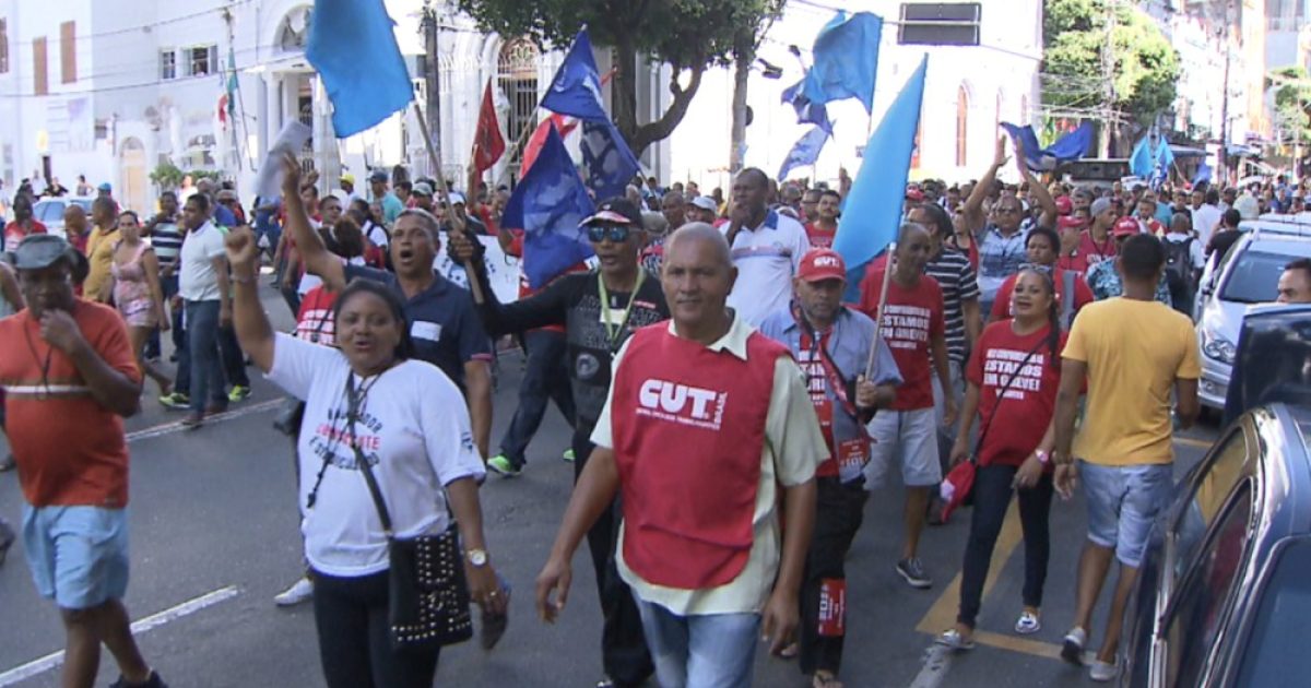 Após a tentativa de negociação, vigilantes fizeram uma passeata (Foto: Reprodução/TV Bahia)