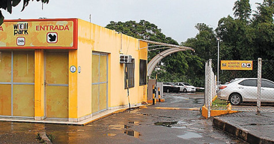 Entrada do estacionamento que fica em frente ao Hospital São Rafael. (Foto: Evandro Veiga)