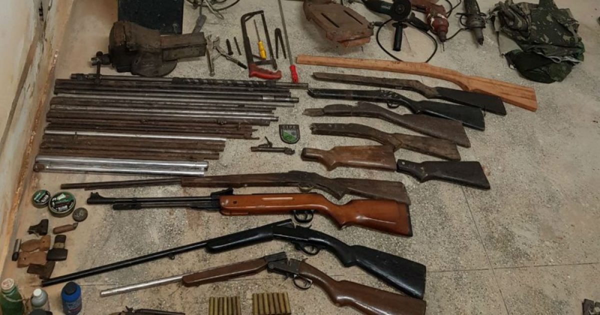 A polícia encontrou armas, munições e peças de fabricação de armamentos. (Foto: Divulgação/ Polícia Militar)