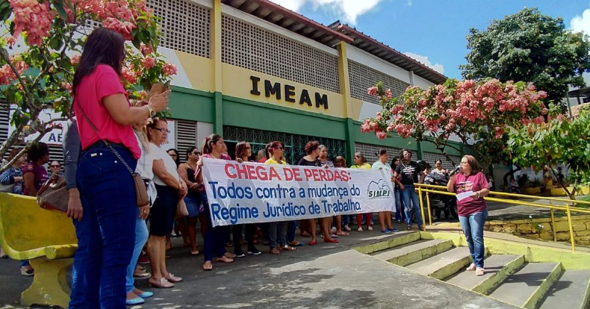 Professores estão em greve há mais de um mês (Foto: Raphael Marques/TV Santa Cruz)