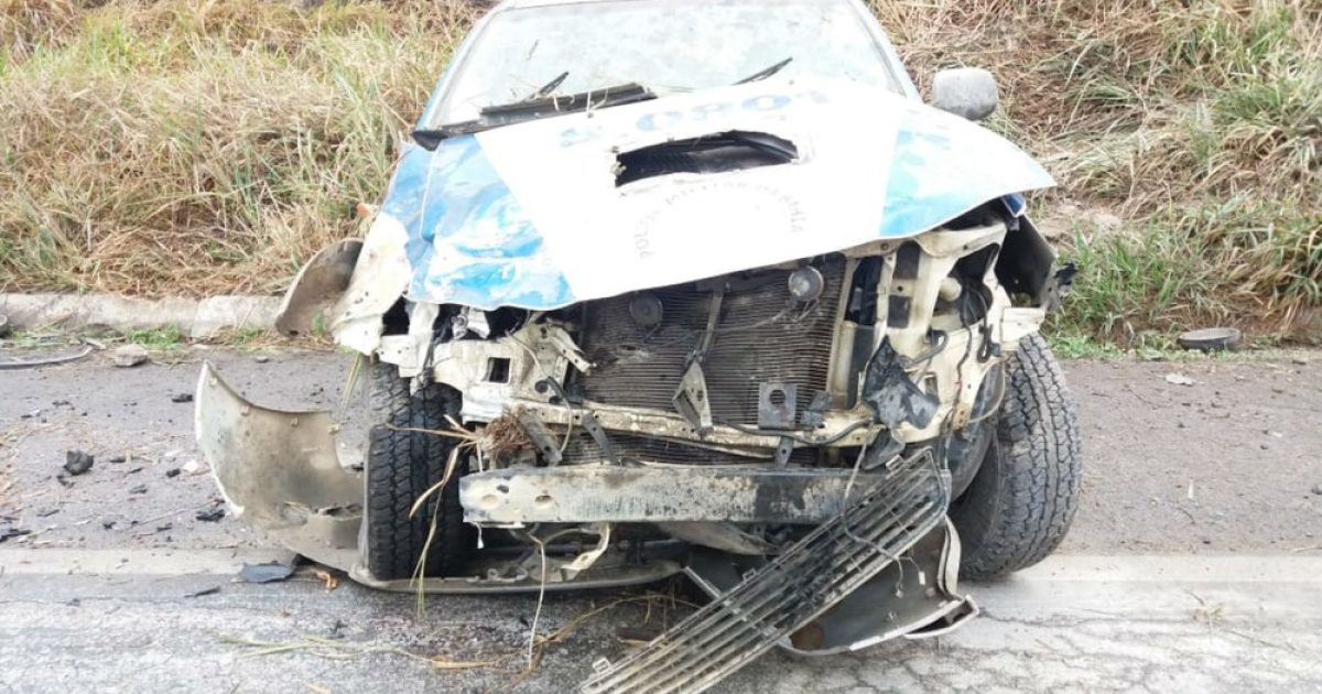 O veículo tinha dois policiais, que não tiveram ferimentos graves.  (Foto: Divulgação/PRF)