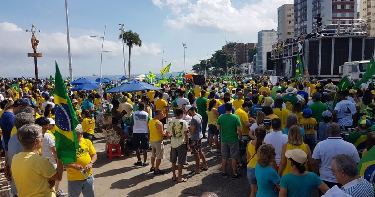 SALVADOR, 10H20: Grupo realiza manifestação no Farol da Barra neste domingo (26) — Foto: Jony Torres/TV Bahia