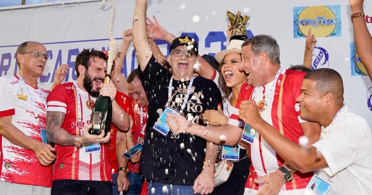 Viradouro recebe troféu de campeã do carnaval 2020 — Foto: Marcos Serra Lima / G1
