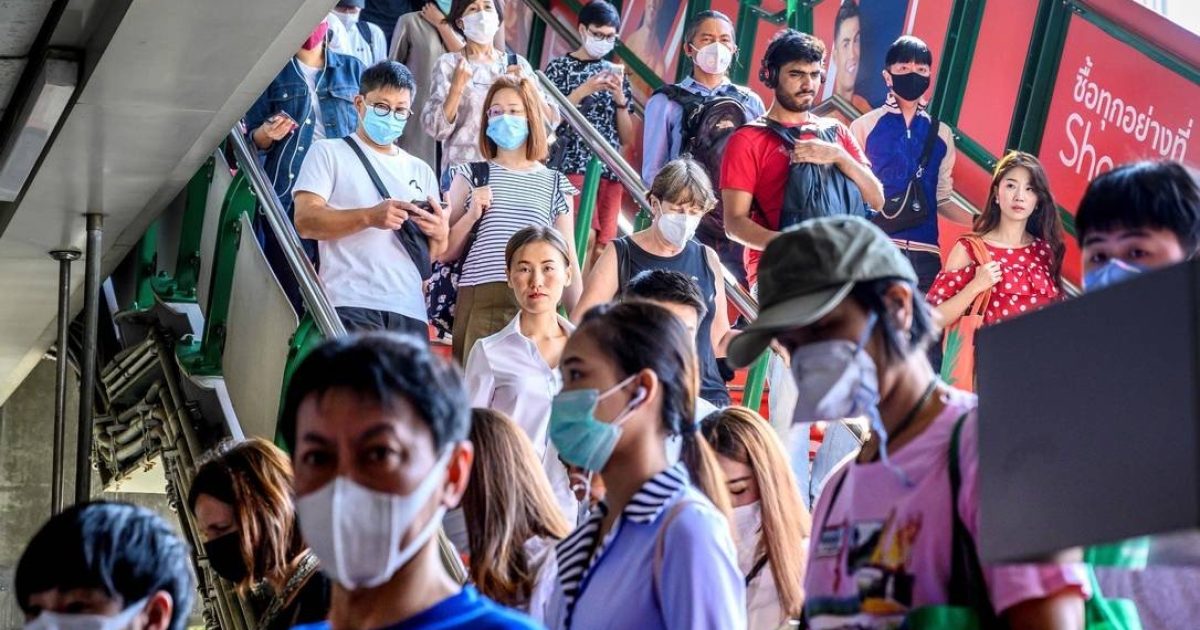 População de Bangkok, na Tailândia, usa máscaras para evitar contágio por coronavírus. Foto: MLADEN ANTONOV / AFP