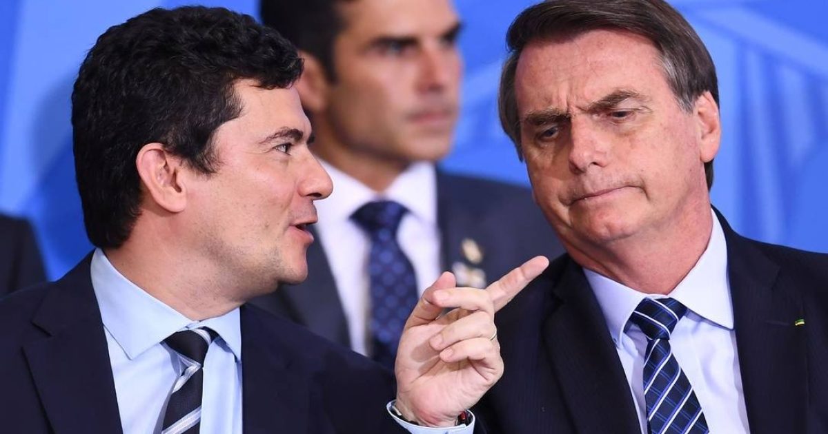 Moro e Bolsonaro conversam durante cerimômia em agosto de 2019, em Brasília Foto: Evaristo Sá / AFP