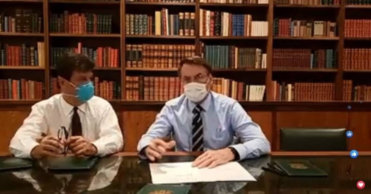 Com máscaras no rosto, Bolsonaro faz transmissão ao vivo com ministro da Saúde Foto: Reprodução