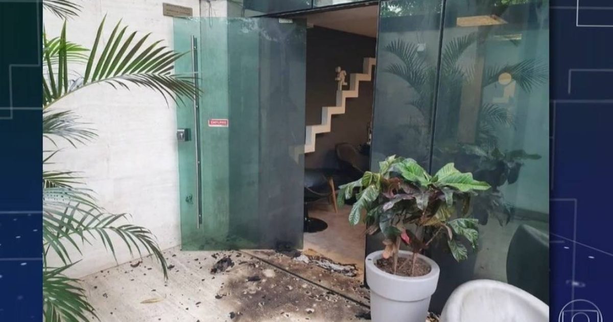 Ataque deixou marcas na fachada da produtora do Porta dos Fundos Foto: TV Globo