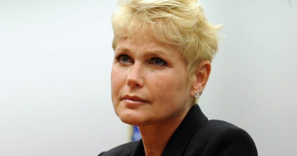 No aniversário de um ano da Lei Menino Bernardo, apresentadora pede mudança de consciência e atitude. Foto: Gabriela Korossy/Câmara dos Deputados